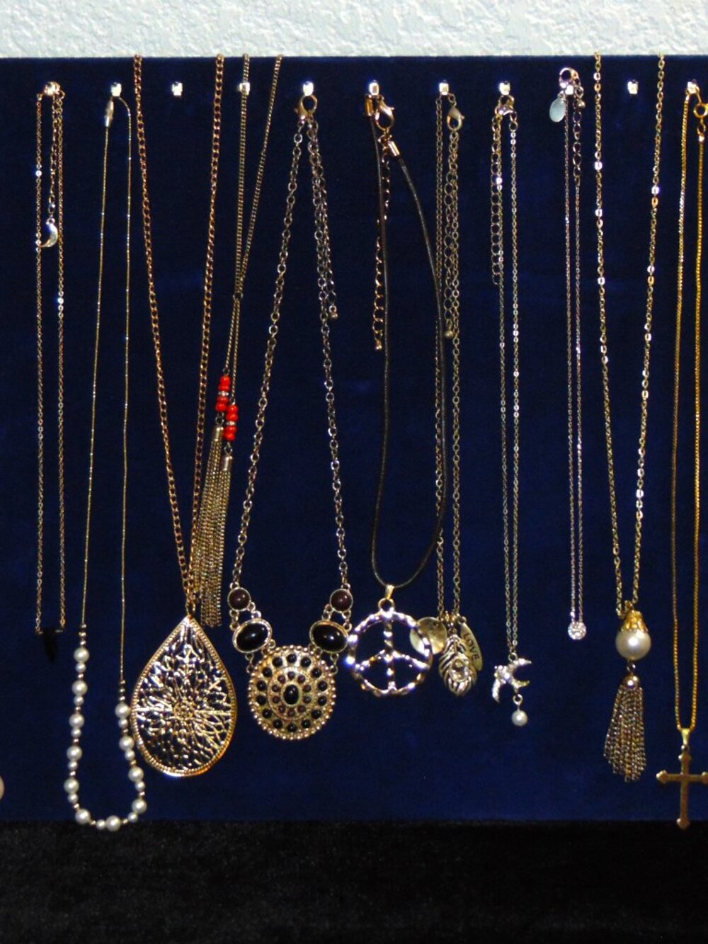 Vintage & Modern Assorted Gold Tone Necklace lot- very nice!